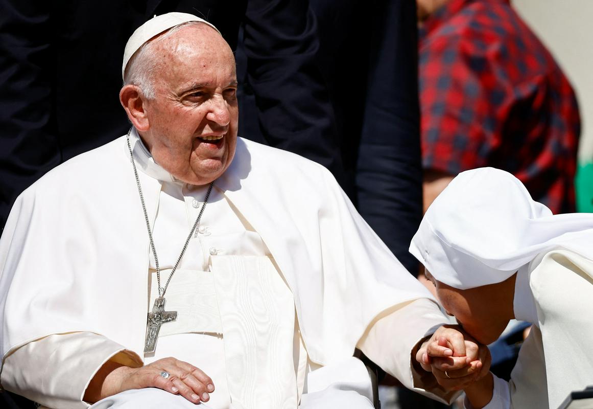 Papež je imel danes pred operacijo še redno tedensko avdienco na Trgu svetega Petra. Foto: Reuters