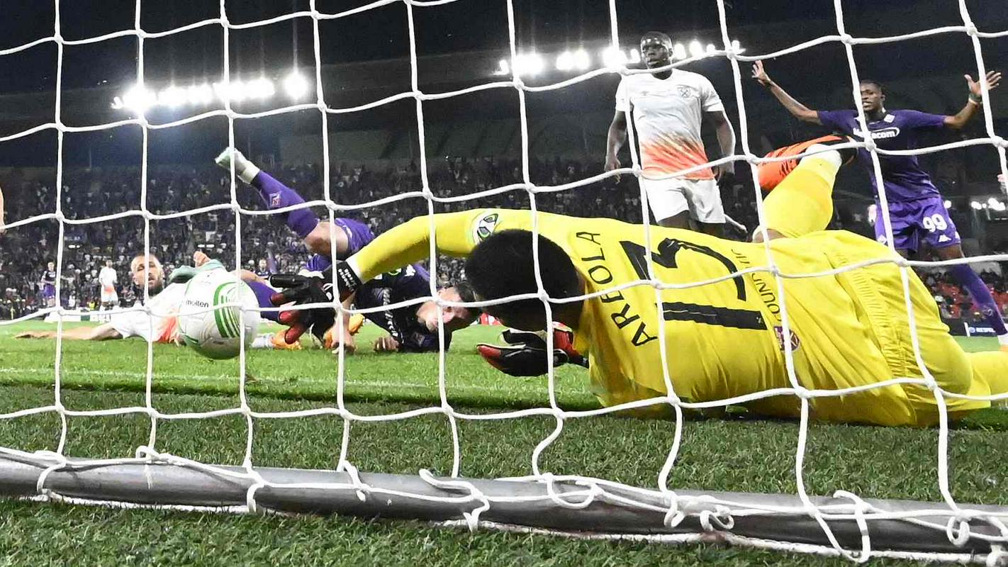 Luka Jović je v četrti minuti sodnikovega dodatka prvega polčasa žogo sicer spravil čez golovo črto West Hama, a je bil zadetek razveljavljen. Foto: Reuters
