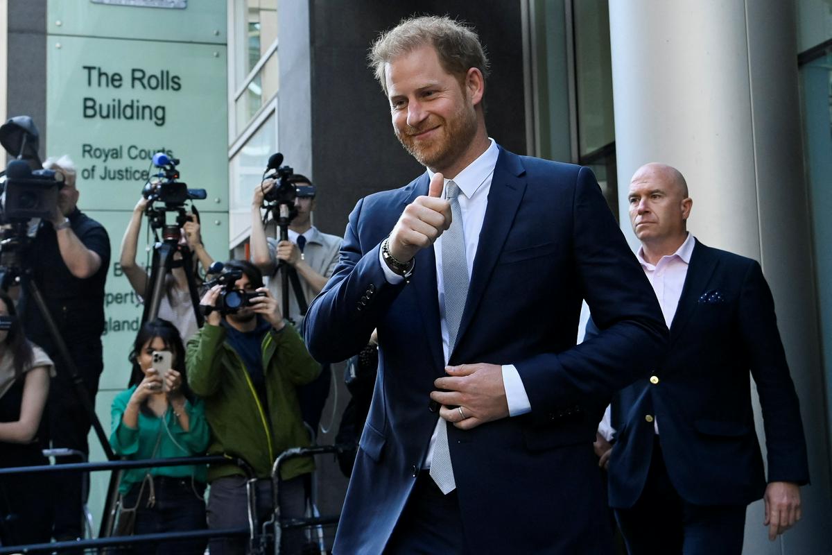 Britanski princ Harry, ko je po koncu pričanja zapuščal sodno stavbo. Foto: Reuters