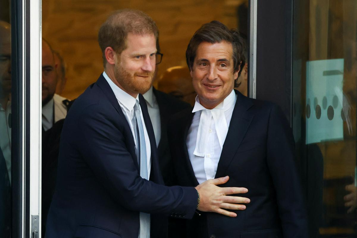 Vojvoda Susseški z odvetnikom Davidom Sherbornom. Foto: Reuters