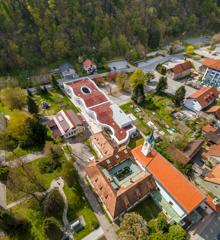 Pogled iz zraka: stari kapucinski samostan in ob njem nova zgradba. Foto: Valvasorjeva knjižnica Krško