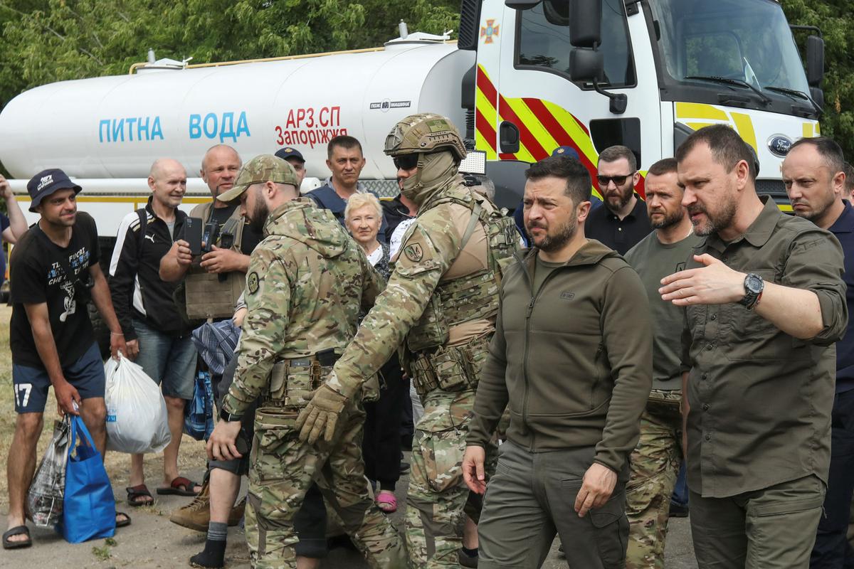 Ukrajinski predsednik Zelenski je obiskal prizadeto regijo Herson. Foto: Reuters