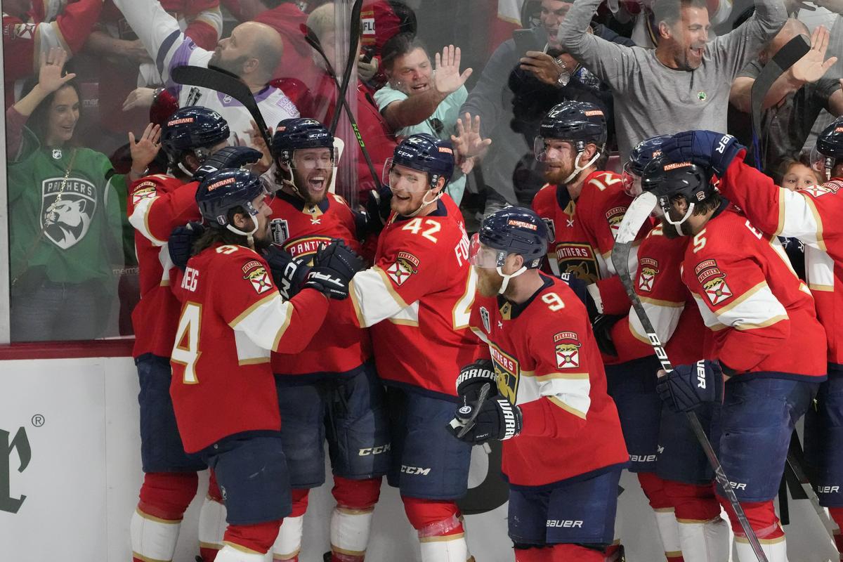 Veliko slavje Panterjev, ki so prebili led in lahko na drugi domači tekmi izenačijo veliki finale Lige NHL. Foto: Reuters