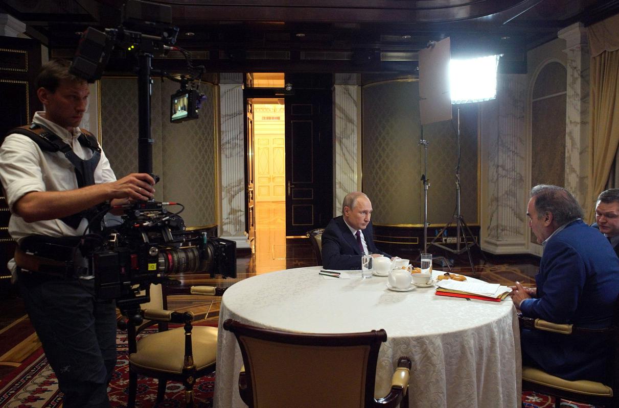 Stonu marsikdo zameri menda preveč spravljiv odnos do Rusije in predsednika Vladimirja Putina, ki ga je pred leti tudi večkrat intervjujal. Foto: EPA