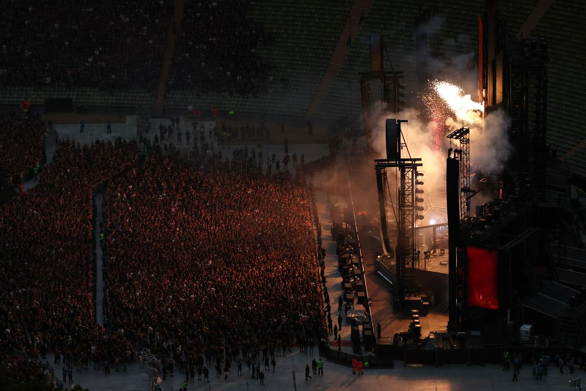 Skupina Rammstein, ki je bila ustanovljena leta 1994, je znana po kitarskih rifih, razbijanju tabujev in teatralnih odrskih nastopih z veliko pirotehnike. Foto: EPA