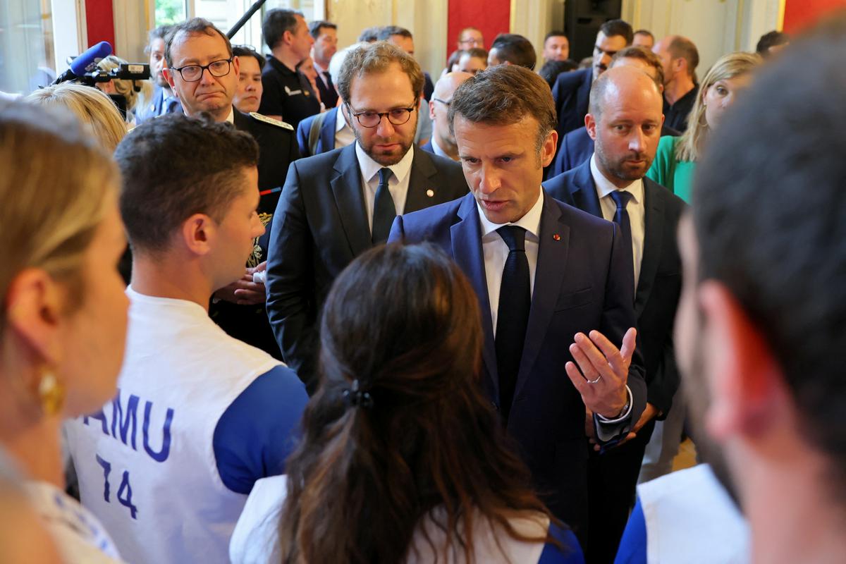 Macron med pogovorom z reševalci. Foto: Reuters