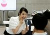 Inštruktorica smehljanja želi, da se Japonci naučijo popolnega, hollywoodskega nasmeha