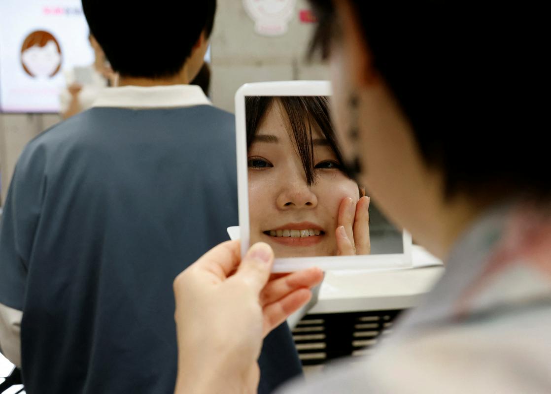 V ogledalu spremljajo obrazne premike. Foto: Reuters