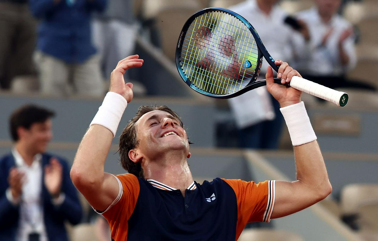 Casper Ruud se je uvrstil v drugi zaporedni finale Roland Garrosa. Lani je nato izgubil proti Nadalu, zatem pa je v svojem drugem finalu turnirjev za grand slam v New Yorku izgubil proti Alcarazu. Foto: EPA