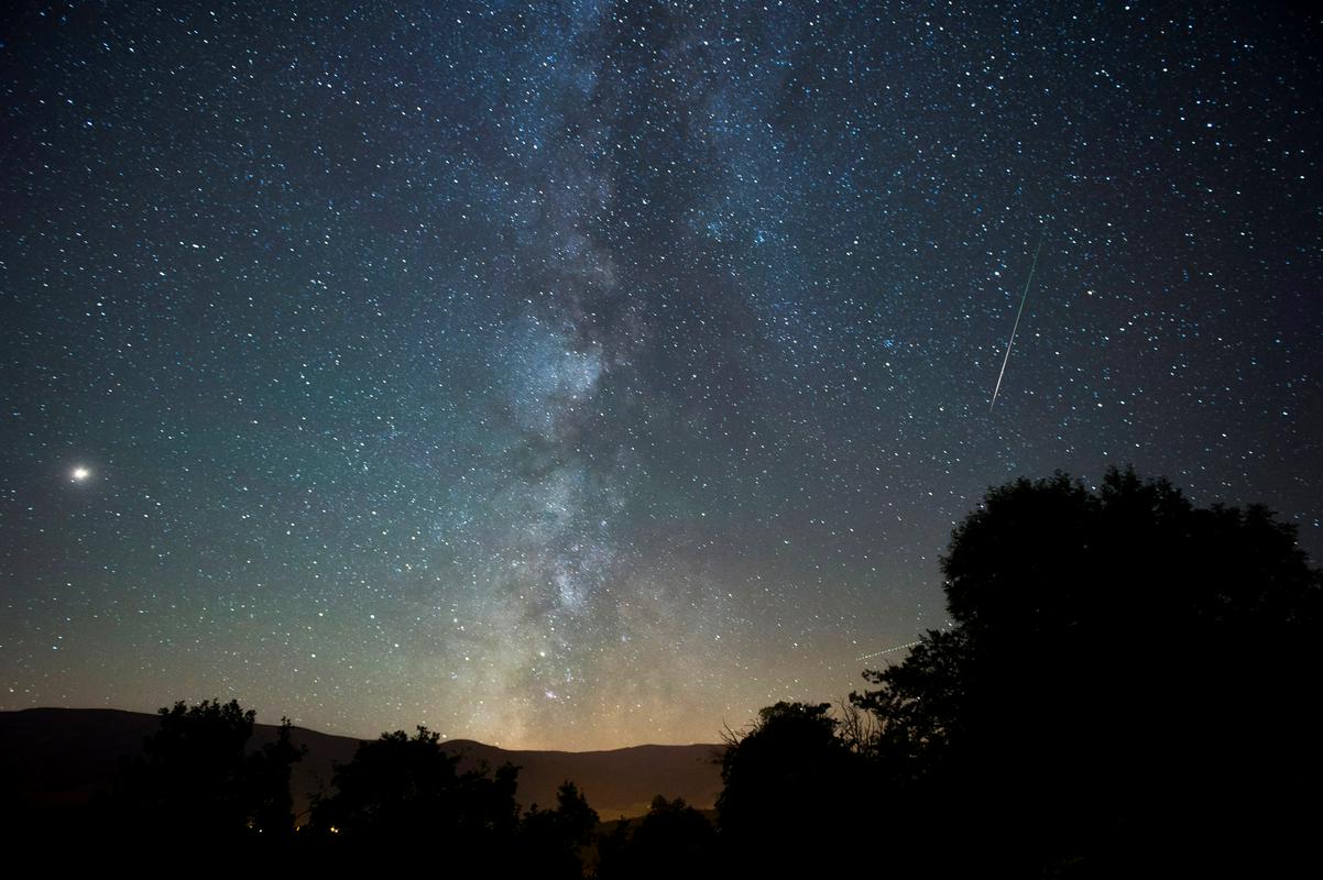 Umetni meteoroidi naj bi potovali počasneje in bi jih lahko gledali dlje časa. Foto: EPA