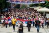 Več tisoč Srbov na protestu v Mitrovici. V Srbiji aretirali tri kosovske policiste.