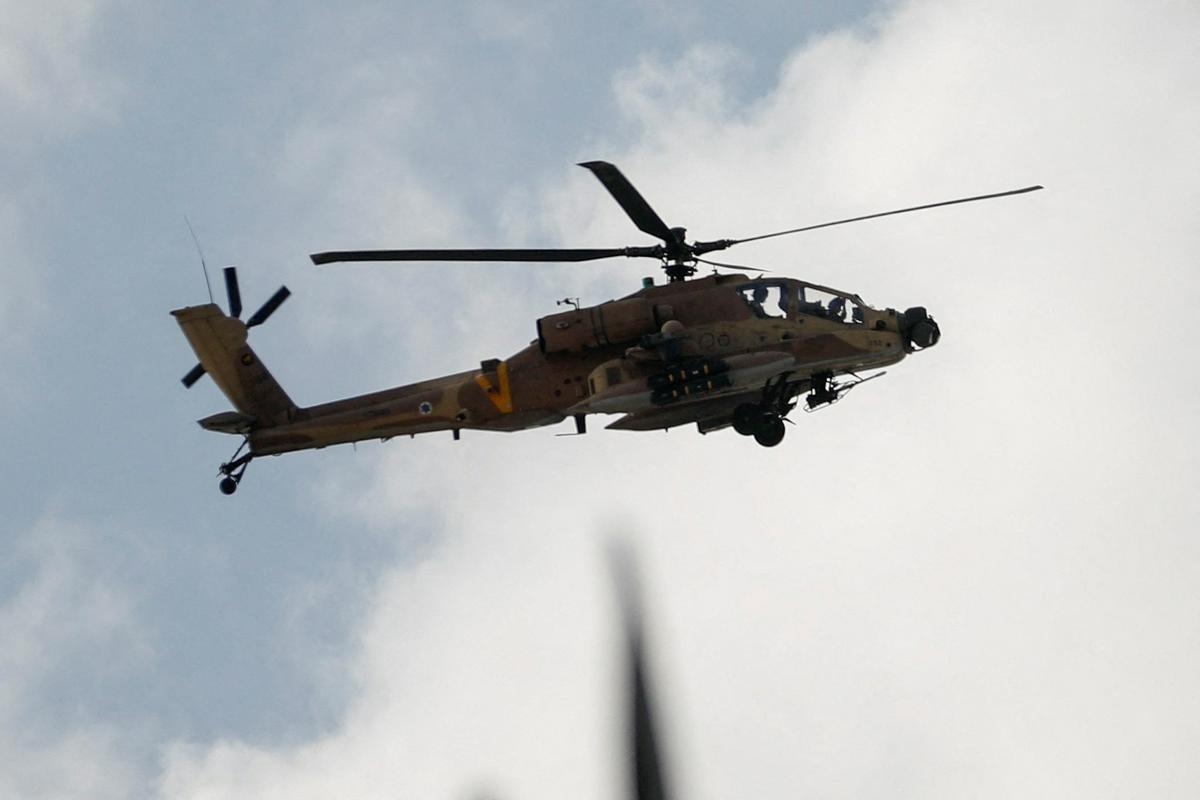 Izraelska vojska je proti Palestincem v begunskem taborišču uporabila tudi helikopterje. Foto: Reuters