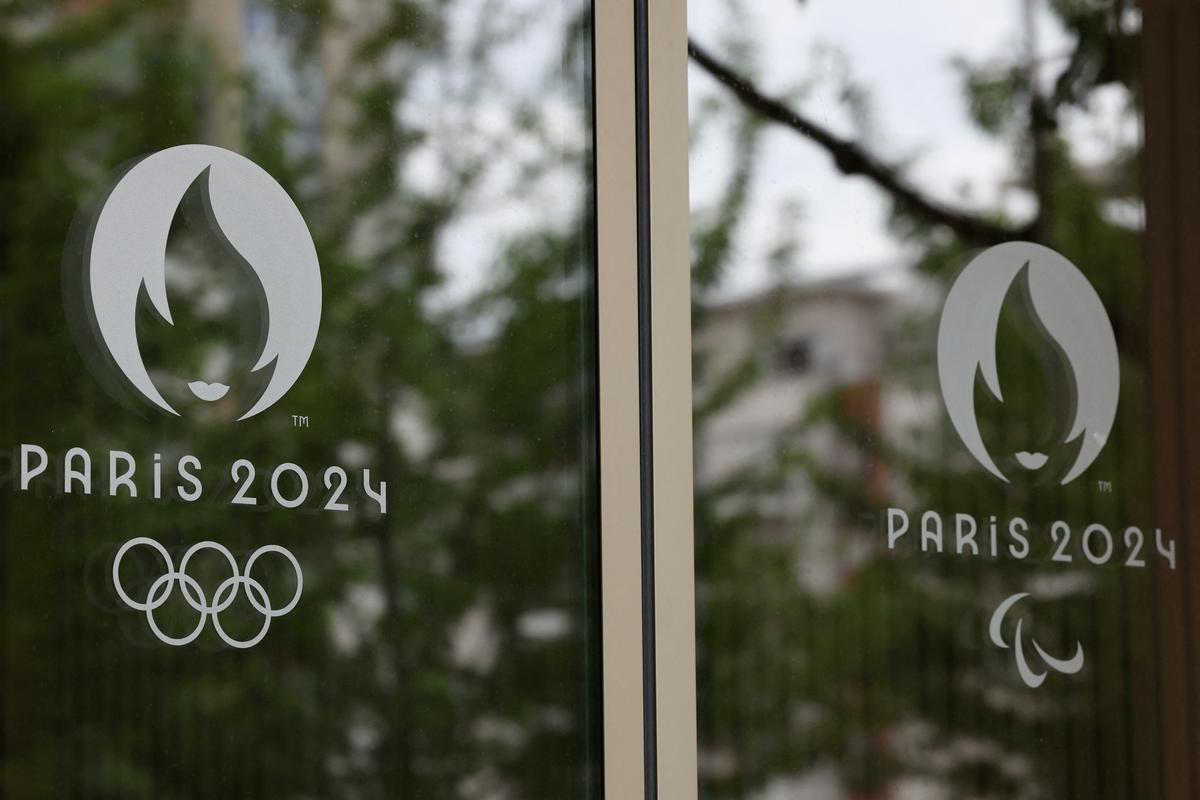 Parižani in Francozi so se hitro pošalili, da se je racija zgodila zaradi logotipa olimpijskih iger, ki ga večina javnosti ni dobro sprejela. Foto: Reuters