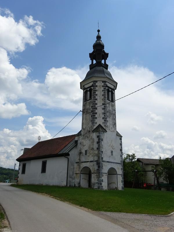 Cerkev sv. Ahacija v Trebči vasi pri Dvoru. Foto: Rok Omahen