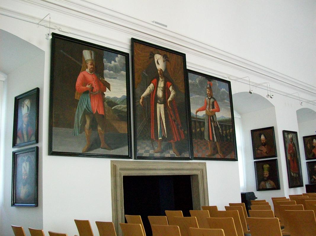 Od leve proti desni: janičar, sultan Mehmed IV., spahija. Hrani Pokrajinski muzej Ptuj Ormož. Foto: Rok Omahen