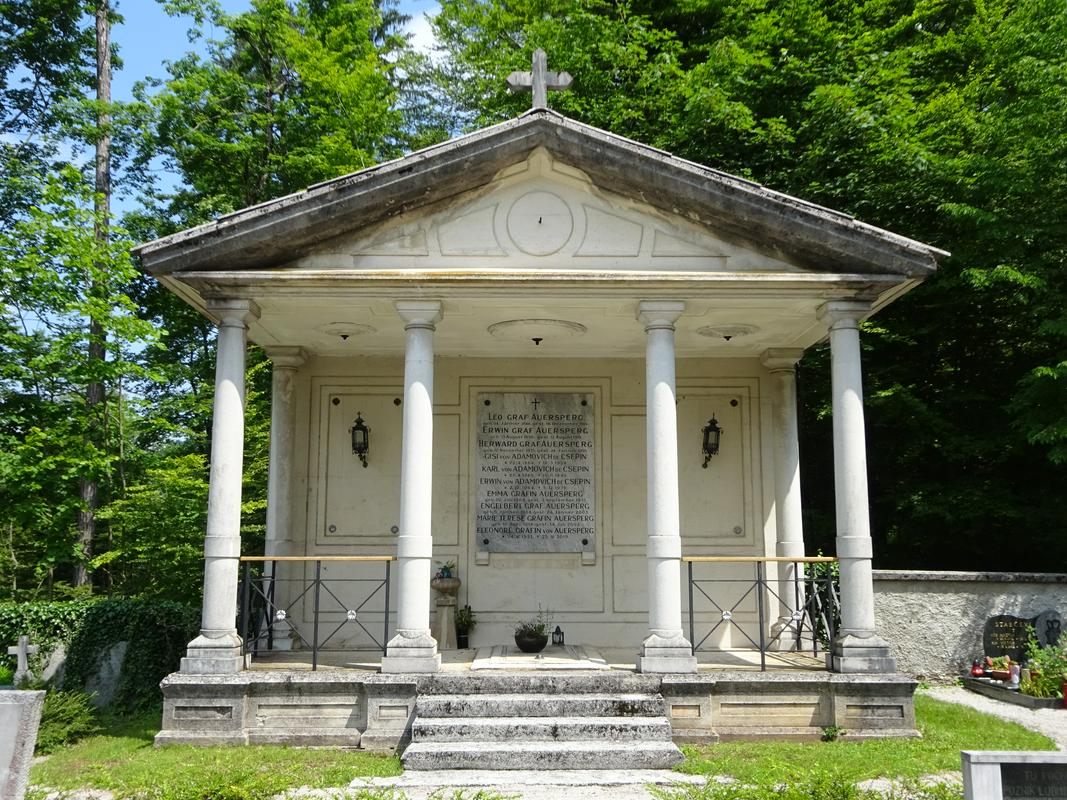Grobnica grofov Turjaških - Auerspergov. Foto: Rok Omahen