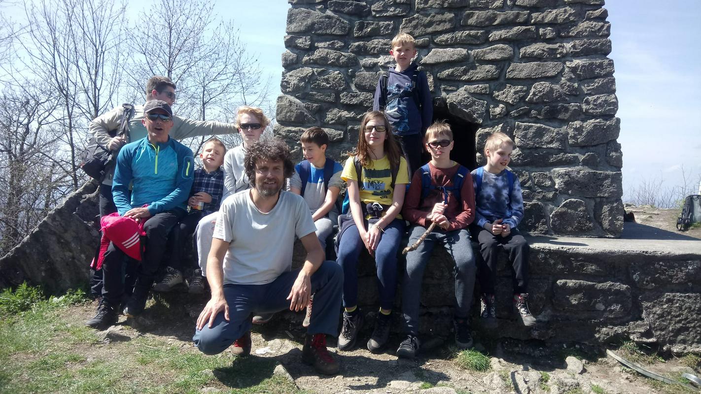 Na fotografiji so učenci in dijaki, ki gredo letos na Triglav. Z njimi je tudi vodja odprave Grega Hribar. So na izletu na Donački Gori. Foto: Center IRIS