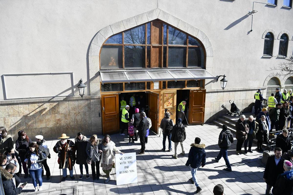 Mošeja v Stockholmu leta 2018, ko so med poklonili žrtvam terorističnega napada v Christchurchu na Novi Zelandiji. Foto: EPA
