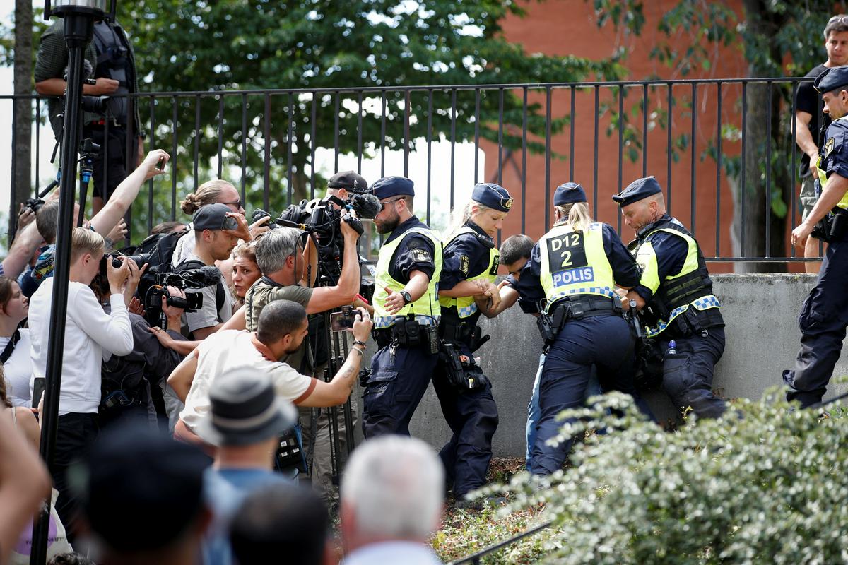 Policija je protest dovolila, a proti moškemu pozneje sprožila preiskavo. Foto: Reuters