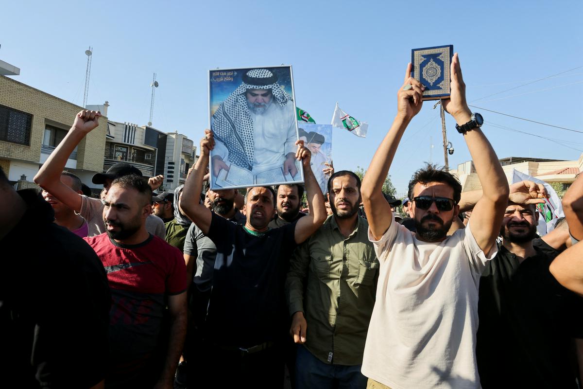 Protestniki pred švedskim veleposlaništvom v Bagdadu. Foto: Reuters