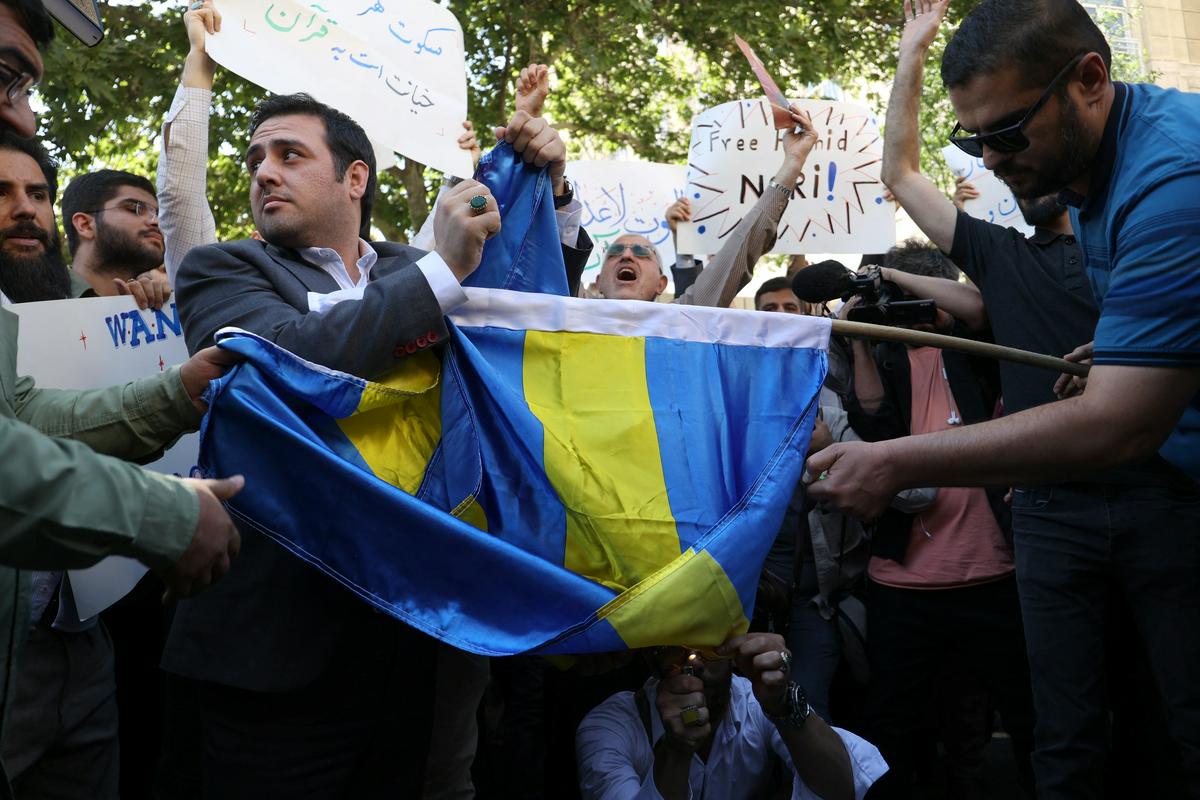 Protest pred švedskim veleposlaništvom v Teheranu konec junija. Foto: Reuters