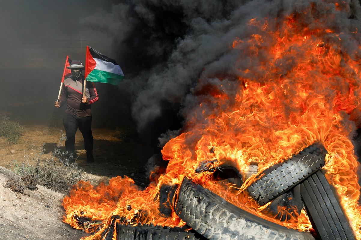 Palestinci v Gazi s protesti izražajo solidarnost s prebivalci Dženina. Foto: Reuters
