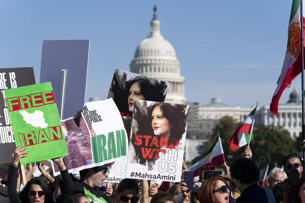 Protesti v podporo Irancem in Irankam so se razširili po vsem svetu. Foto: AP