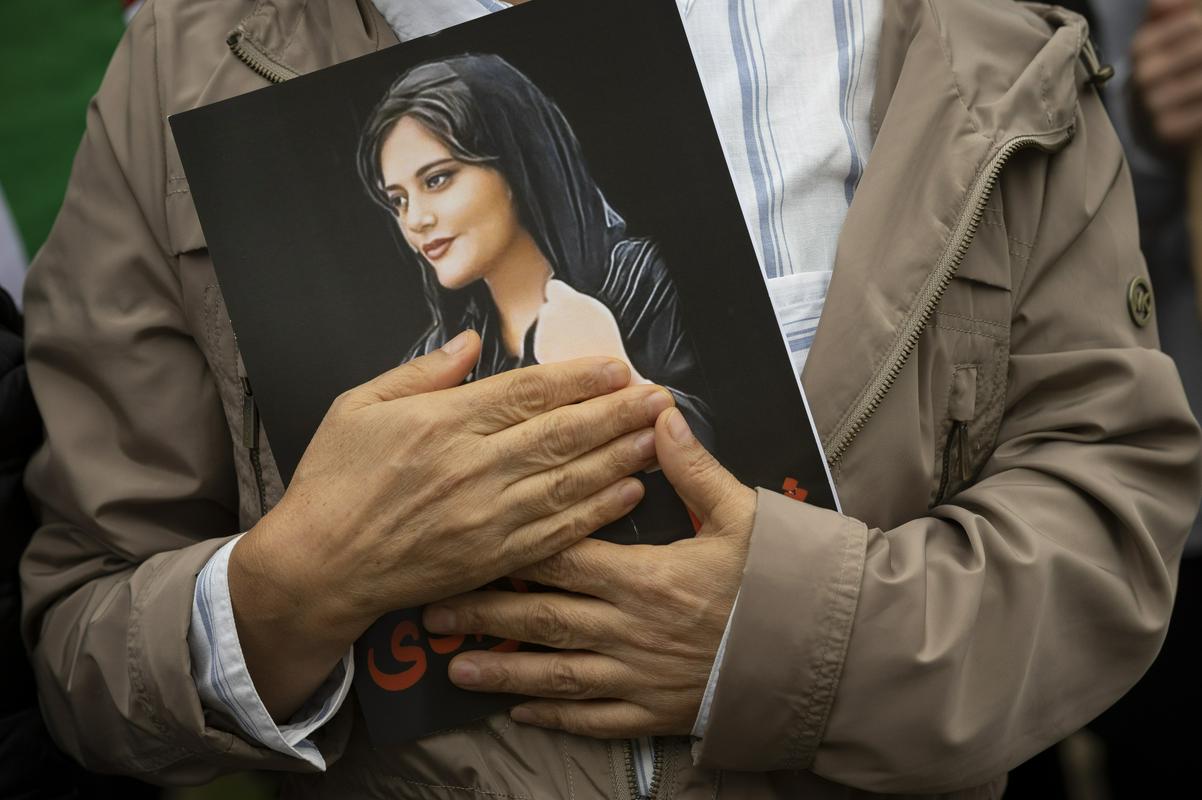 Smrt Mahse Amini je povzročila največje proteste v Iranu v zadnjih letih. Foto: AP