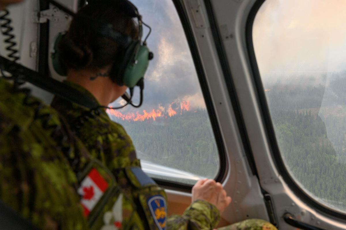Pri gašenju sodeluje tudi kanadska vojska. Foto: Reuters