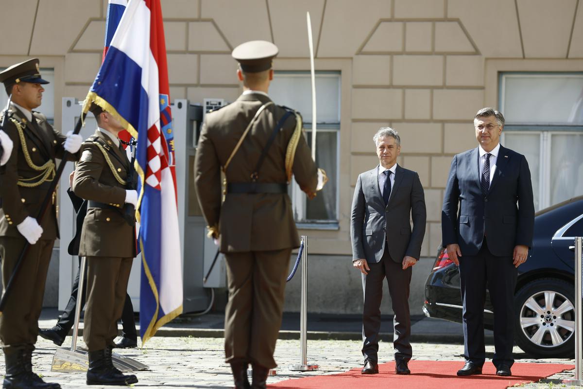 Premierja Goloba so v Zagrebu sprejeli z vojaškimi častmi. Foto: BoBo/Borut Živulović