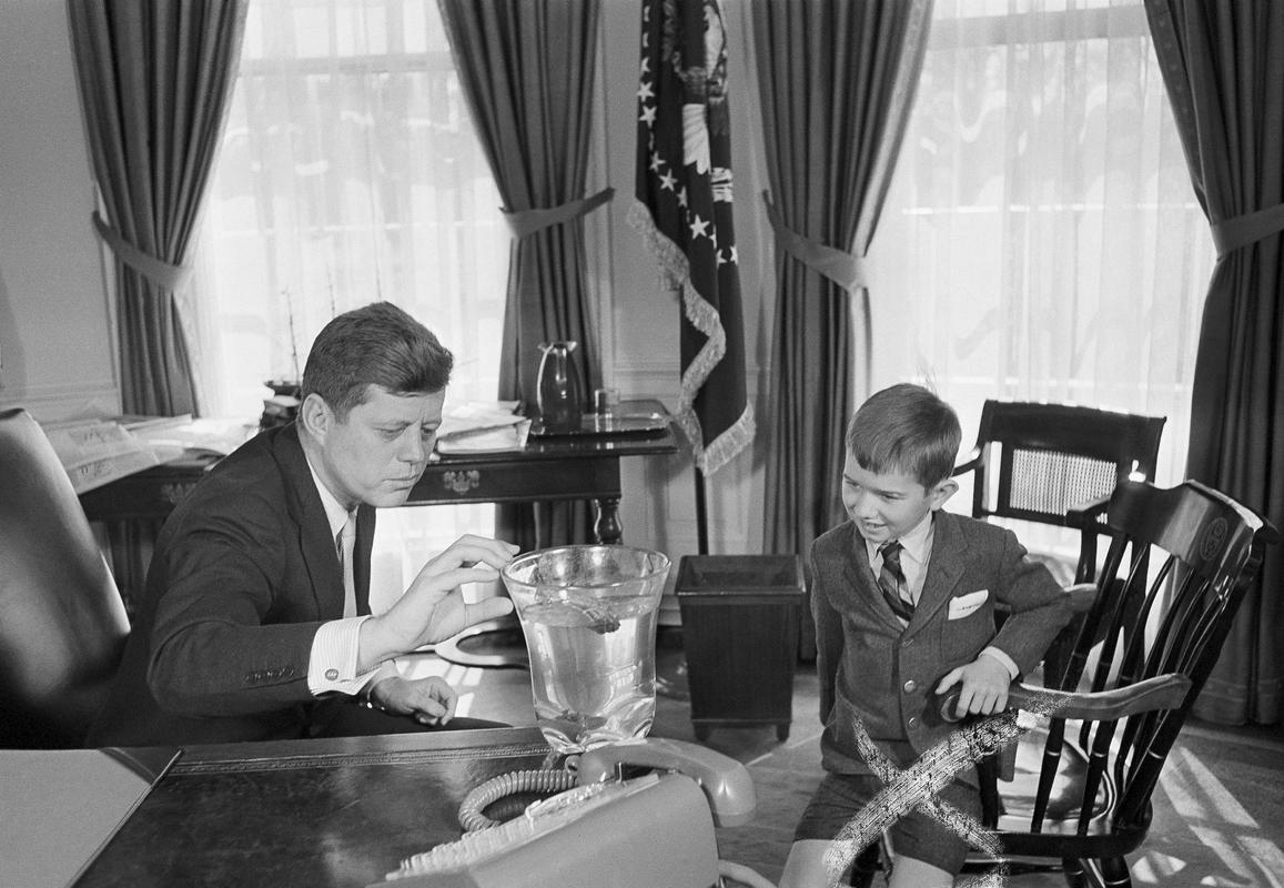 S stricem Johnom F. Kennedyjem v ovalni pisarni. Foto: AP