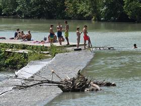 La gente si rinfresca a Poljanska Sora.  Foto: BoBo/Žiga Živulović jr.