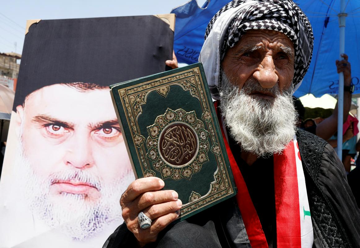 V Bagdadu so iraški protestniki nosili podobe vplivnega šiitskega klerika Moktade Al Sadra. Foto: Reuters