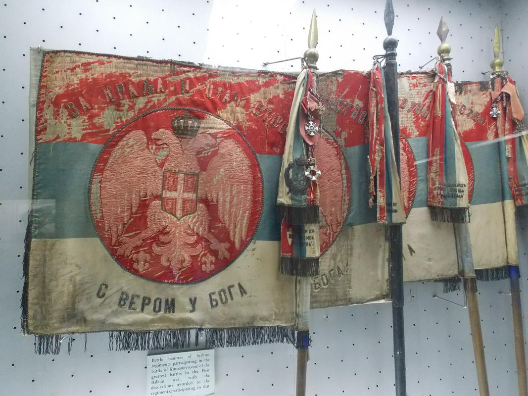 Zastave srbske vojske iz prve balkanske vojne. Hrani Vojni muzej Beograd. Foto: Rok Omahen