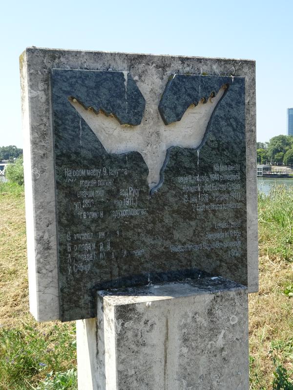 Ob obisku Beograda se ustavite tudi ob vznožju Kalemegdana, kjer stoji spomenik slovenskemu letalcu Edvardu Rusjanu. Foto: Rok Omahen