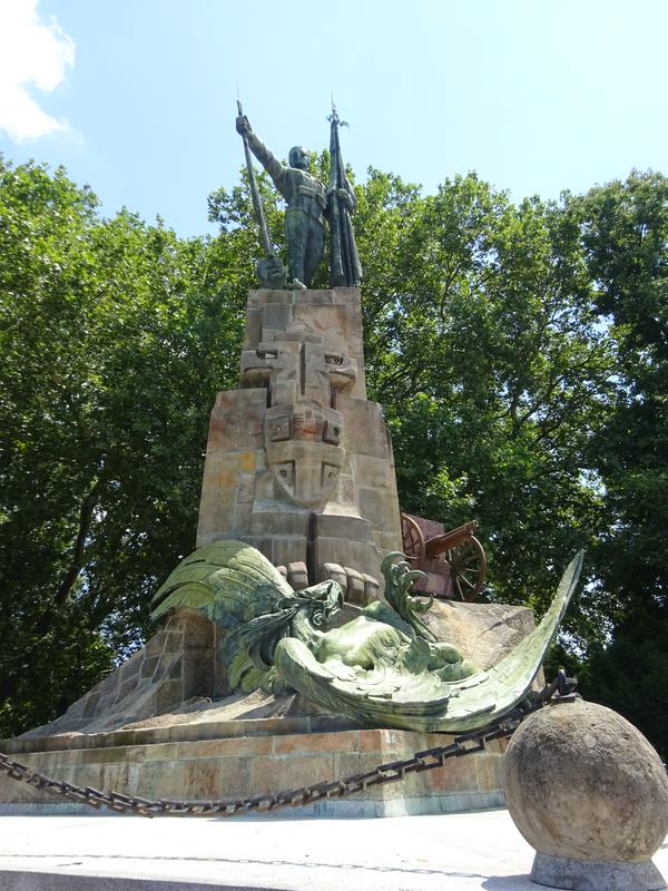 Spomenik herojem prve svetovne vojne na beograjskem pokopališču Novo groblje. Foto: Rok Omahen