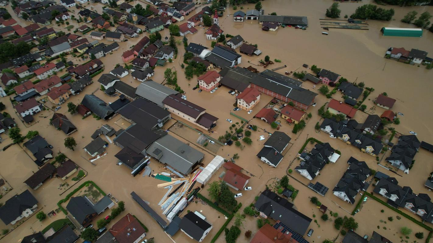 V občini Komenda je bilo poplavljenih kar 80 odstotkov površine in prizadetih skoraj 800 objektov. Foto: Arso/Boris Nose