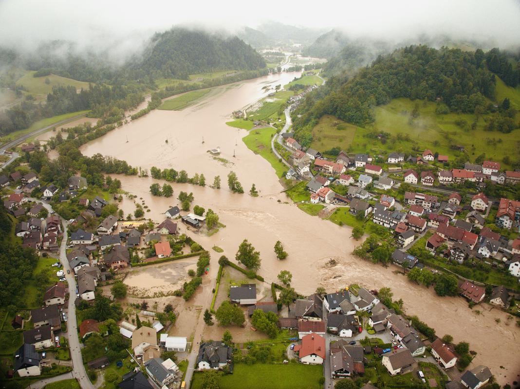 UN PAESE IN GINOCCHIO