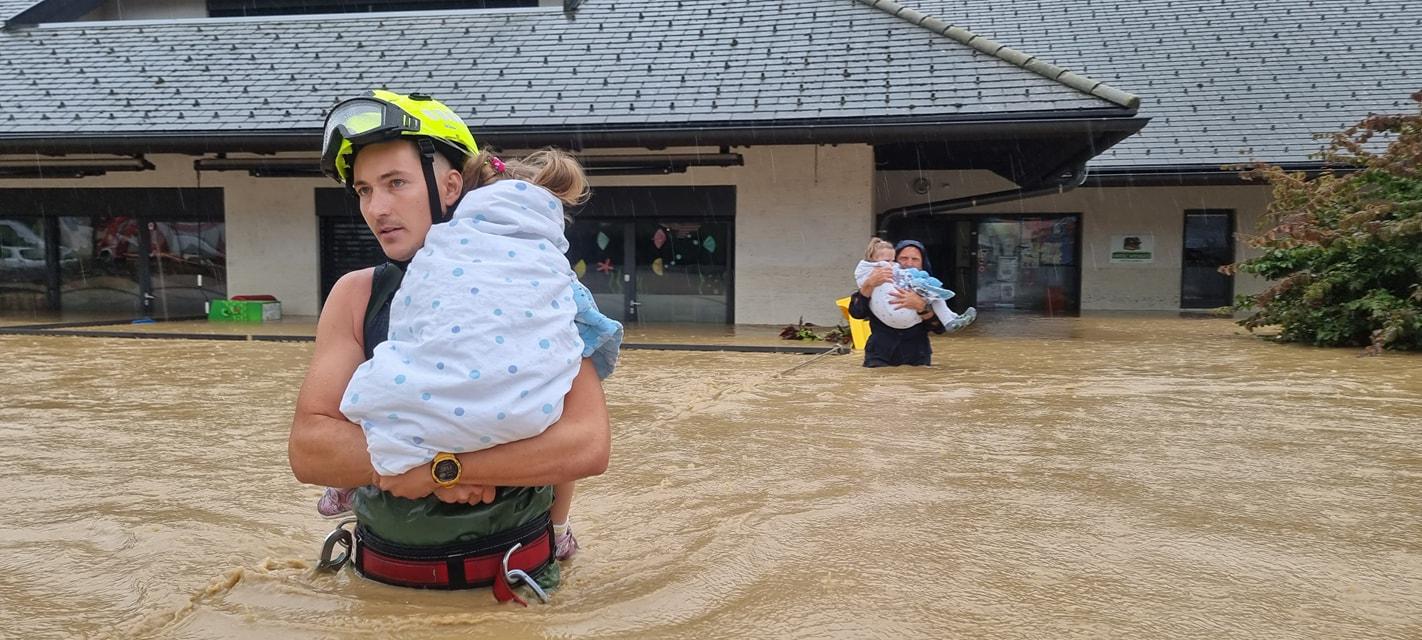 Evakuacija otrok iz poplavljenega vrtca v Mengšu. Foto: Neurje.si/PGD Mengeš