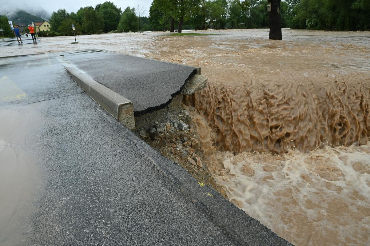 Posledice poplavnega vala reke Sore. Foto: BoBo/Žiga Živulović ml.