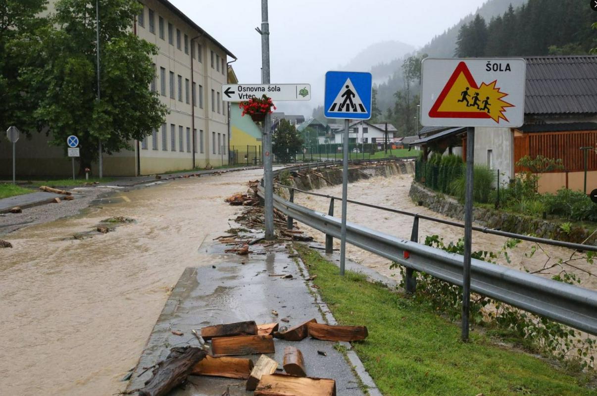 Črna na Koroškem med poplavami. Foto: Twitter/Slovenska vojska