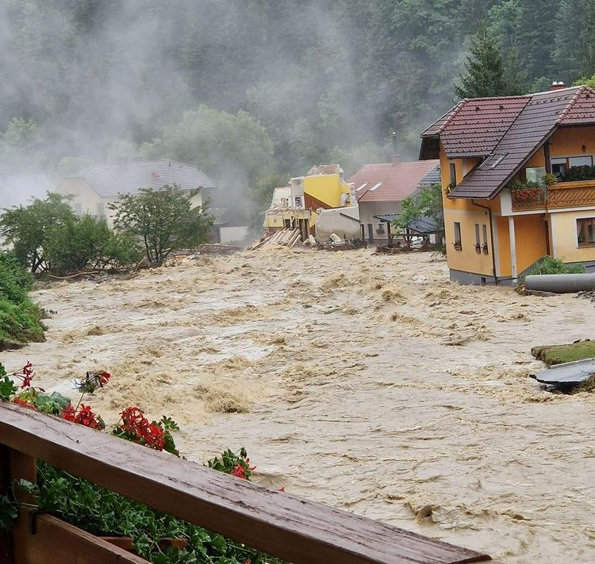 Tako je bilo med povodnjijo v Strugah. Foto: MMC RTV SLO