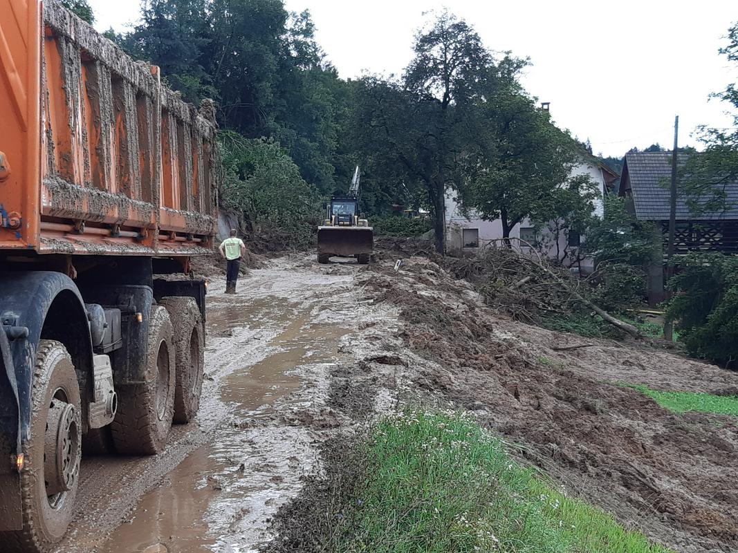 Prizor po poplavah v Srednji vasi v Poljanski dolini. Foto: MMC RTV SLO/Florijan Tušar