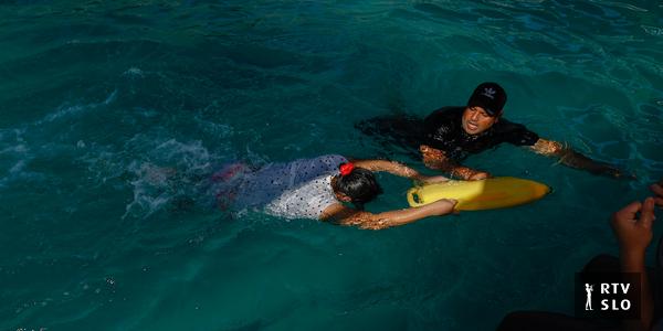 Um palestino sem perna fundou uma academia de natação para jovens