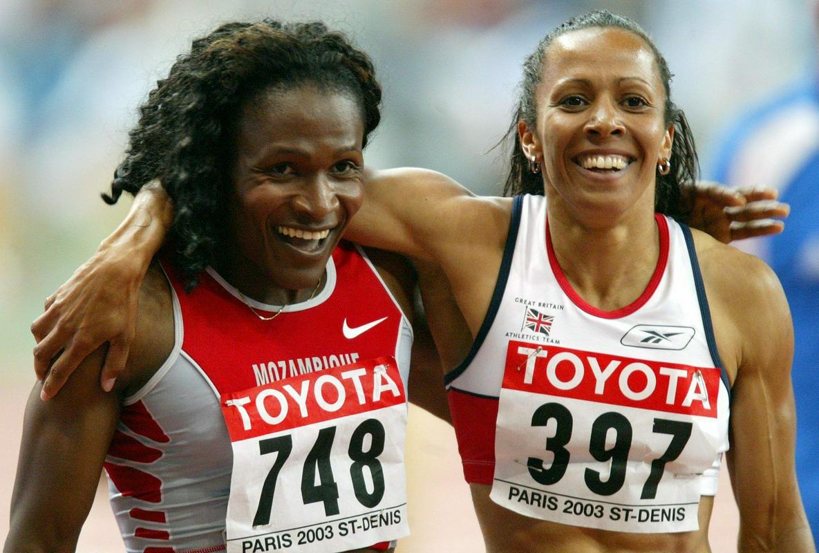 Maria Mutola je v Parizu še tretjič postala svetovna prvakinja na 800 metrov. Kelly Holmes se je veselila zlata, leta 2004 pa je Britanka v Atenah postala olimpijska prvakinja. Foto: EPA