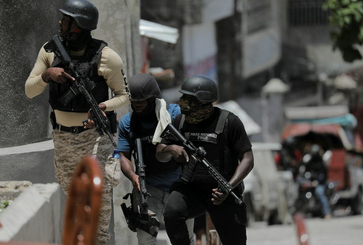 Haitijska policija je nemočna proti uličnim tolpam. Foto: Reuters
