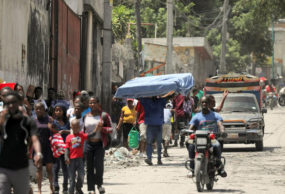 Prebivalci bežijo pred nasiljem tolp, ki terorizirajo predvsem prestolnico Port-au-Prince. Foto: Reuters