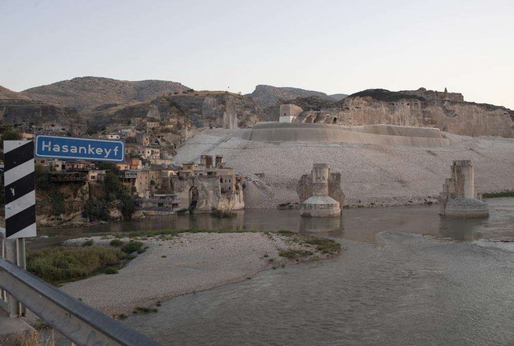Antično mesto Hasankeyf, staro več kot 10.000 let, ob reki Tigris v provinci Batman v jugovzhodni Turčiji je bilo zaradi gradnje jezu za hidroelektrarno Ilısu kljub protestom poplavljeno. Foto: EPA