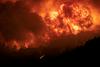 V Grčiji se gasilci še vedno bojujejo s požari. Veter se je sicer nekoliko umiril.