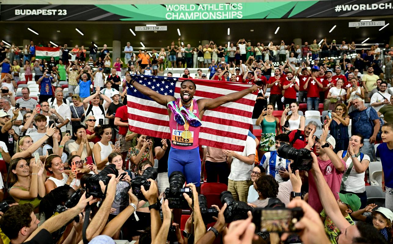 Noah Lyles je osvojil tretji zaporedni naslov svetovnega prvaka na 200 metrov. Dopolnil je sprinterski dvojček v Budimpešti, saj je bil najboljši že na 100 metrov z 10,83. Foto: EPA